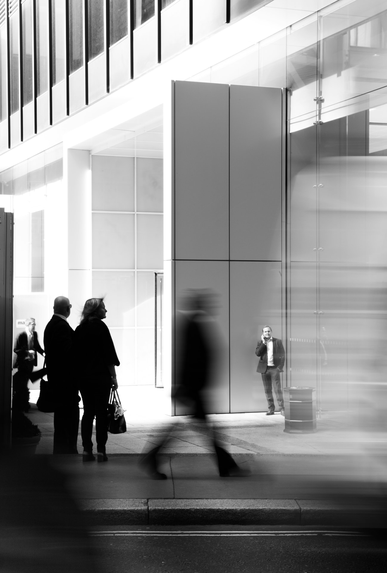 Schwarz-Weiß-Aufnahme zeitgenössischer Büroarchitektur